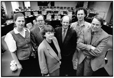 351159 Groepsportret met de wethouders van de gemeente Utrecht in de raadszaal van het Stadhuis (Stadhuisbrug) te ...